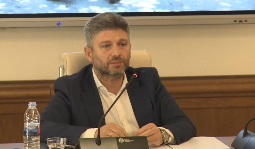 ჯერ ქუჩაში დაგვასისხლიანეს, მიგვათრიეს პოლიციის სამმართველოში და შემდეგ იქ ფეხით დადიოდნენ ჩვენზე, ბეისბოლის ხელკეტებით გვცემდნენ, სახეში გვაფურთხებდნენ- დაჩი ცაგურია