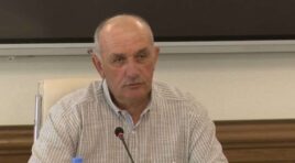 წაიყვანეს მანქანისკენ, არაფერი უჩვენებიათ. გამოგვყევით ქალაქის მთავარ სამმართველოშიო, ვჯდები მანქანაში და გასაღები ამოუცლიათ – გია ანსიანი დავით ცინდელიანის გატაცებაზე