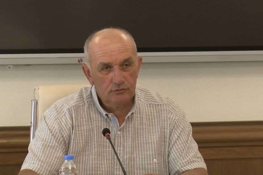 წაიყვანეს მანქანისკენ, არაფერი უჩვენებიათ. გამოგვყევით ქალაქის მთავარ სამმართველოშიო, ვჯდები მანქანაში და გასაღები ამოუცლიათ – გია ანსიანი დავით ცინდელიანის გატაცებაზე