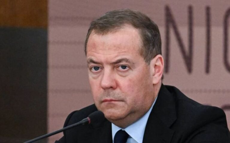 მედვედევი აცხადებს, რომ კიევი უარს ამბობს ჯარისკაცების ცხედრების მიღებაზე იმის გამო, რომ ქვრივებისთვის კომპენსაციის გადახდა და დანაკარგების რაოდენობის აღიარება არ სურს