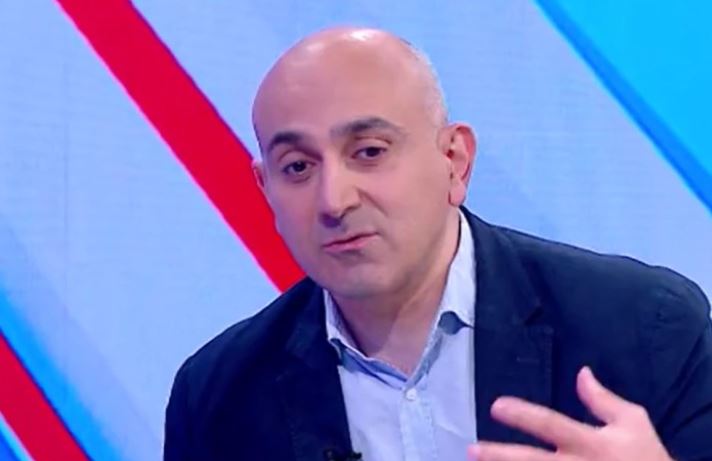 ალექსანდრე რაქვიაშვილი: საინტერესოა, როდის დადგება ის მომენტი, როცა 4-5-9-25-ის ამომრჩეველი მიხვდება, რომ ბრძოლის ნაცვლად, იაფფასიან სპექტაკლში იღებს მონაწილეობას?
