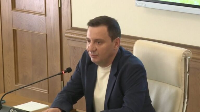გულუბრყვილოდ ვუთხარი, ასე რატომ მწირავთ, ჩემი და ადეიშვილის შვილი კლასელები არიან-მეთქი, ოთახში შემოვიდა ზურაბ ადეიშვილი, რომელიც მეუბნება, რომ ამ სიტყვების გამო, მე უფრო დავისჯებოდი – საუბარია მეორეკლასელ ბავშვებზე -ვალერი შოშიაშვილი
