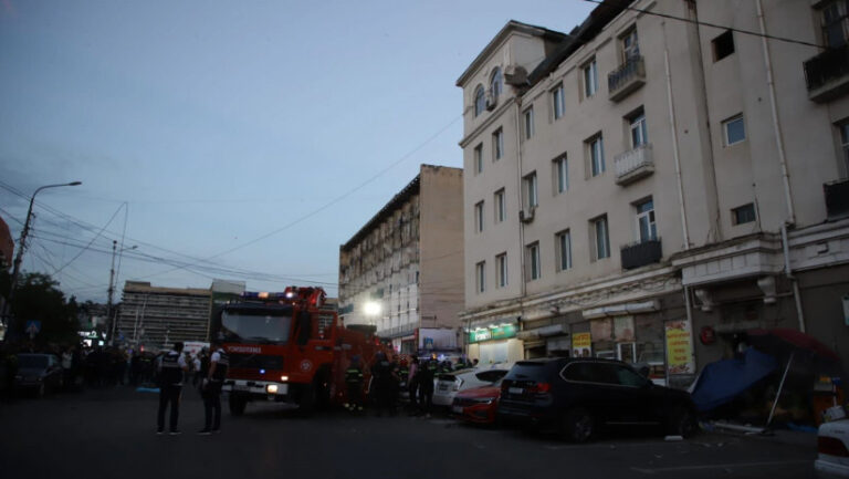 თევდორე მღვდლის ათ ნომერში, სადაც გუშინ საცხოვრებელი კორპუსის ფასადის ნაწილი ჩამოინგრა, საგამოძიებო მოქმედებები ამ დრომდე გრძელდება