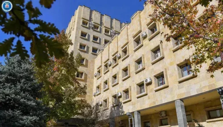 პროკურატურამ საქართველოს თავდაცვის სამინისტროს კუთვნილი დიდი ოდენობით თანხის გაფლანგვის და გაფლანგვაში დახმარების ფაქტზე სამ პირს ბრალდება წარუდგინა