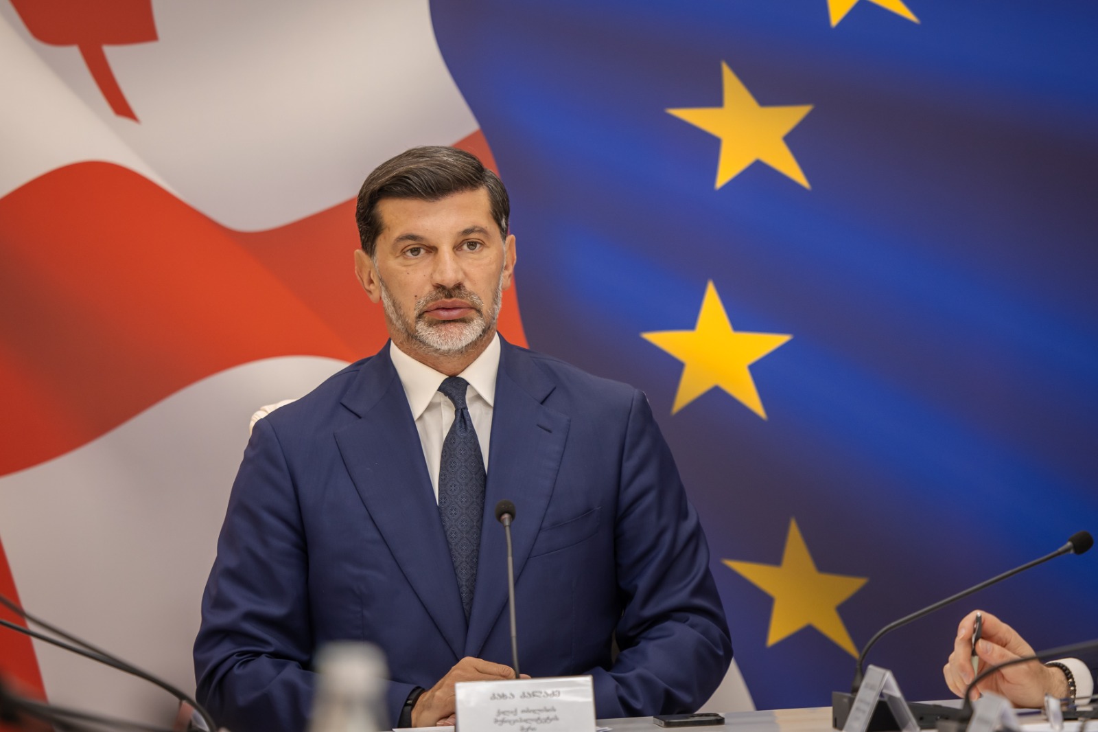 ყველას, ვინც ავარიულ კორპუსში ცხოვრობთ, მუნიციპალიტეტი გიდგებათ თავდებში და წელიწადნახევარ-ორ წელში ახალაშენებულ კორპუსში იმ ფართის ბინა გადმოგეცემათ, რაც გქონდათ – კახა კალაძე