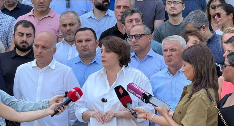 რვა ოპოზიციური პარტია მიმართავს დანარჩენ ოპოზიციურ პარტიებსა და ოპოზიციონერ პოლიტიკოსებს, უარი თქვან 4 ოქტომბრის არჩევნებში მონაწილეობაზე და დაუბრუნდნენ ერთობას
