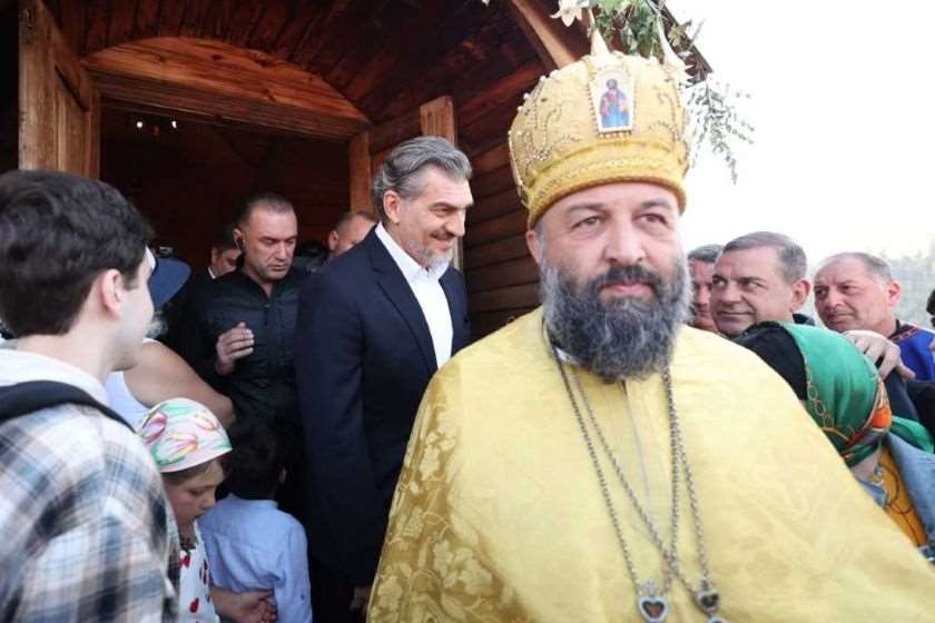 საქართველოს პრეზიდენტი ბახმაროში, ფერისცვალების სახელობის ტაძარში, საზეიმო წირვა-ლოცვას შვილებთან ერთად დაესწრო