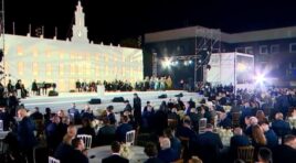 საპატიო თბილისელის წოდება 30 მოქალაქეს მიენიჭა – კახა კალაძემ მათ საპატიო თბილისელის წოდების სიგელთან ერთად, დედაქალაქის სიმბოლური გასაღებიც გადასცა