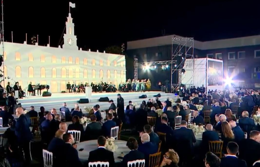 საპატიო თბილისელის წოდება 30 მოქალაქეს მიენიჭა – კახა კალაძემ მათ საპატიო თბილისელის წოდების სიგელთან ერთად, დედაქალაქის სიმბოლური გასაღებიც გადასცა