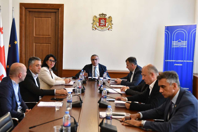 საპროცედურო საკითხთა და წესების საპარლამენტო კომიტეტმა ანრი ოხანაშვილისთვის უფლებამოსილების ვადამდე შეწყვეტას მხარი დაუჭირა