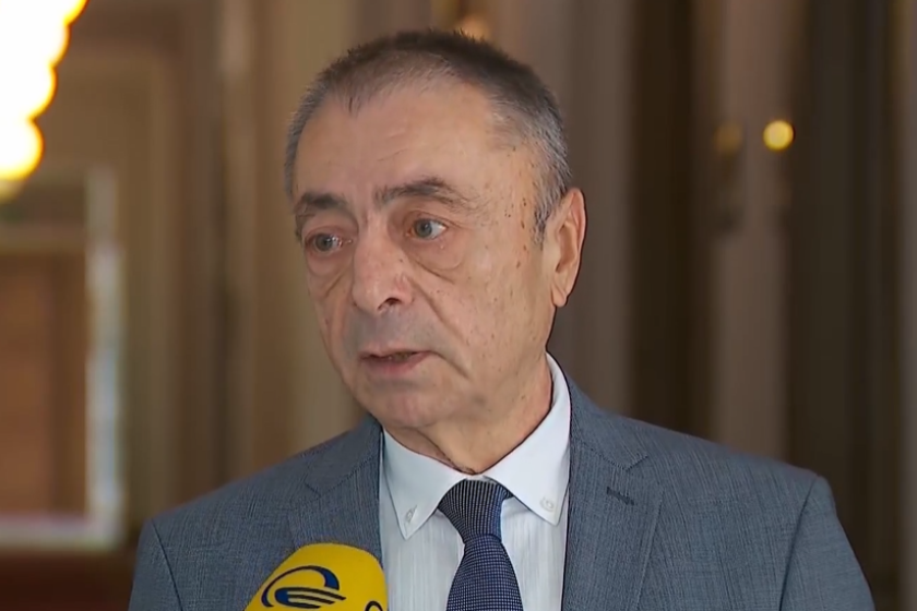 დამხობა თავის თავში მოიცავს ძალადობას, წინააღმდეგ შემთხვევაში ეს არის ჩვეულებრივი დემონსტრაცია, რომელიც შეუძლიათ თავისუფლად ჩაატარონ ნებისმიერ დღეს, ნებისმიერი რაოდენობის მოქალაქეებმა – თენგიზ შარმანაშვილი