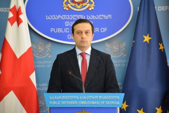 რუსთაველზე დაკავებული 11 პირი პოლიციის მხრიდან შესაძლო ძალის გადამეტებისა და არასათანადო მოპყრობის შესახებ საუბრობს – ომბუდსმენის აპარატი