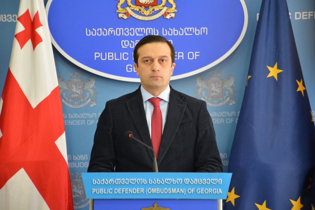 რუსთაველზე დაკავებული 11 პირი პოლიციის მხრიდან შესაძლო ძალის გადამეტებისა და არასათანადო მოპყრობის შესახებ საუბრობს – ომბუდსმენის აპარატი