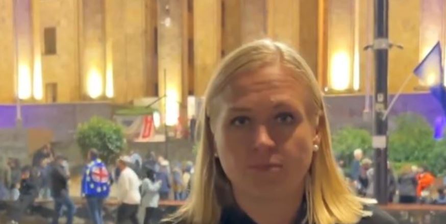 ელინა ვალტონენი – თბილისში მშვიდობიანი დემონსტრაცია იმართება, ბევრი ადამიანი მოდის, აფრიალებს ევროკავშირის, ნატო-ს დროშებს, ფინეთის დროშასაც, რაც მთავარია, საქართველოს დროშას