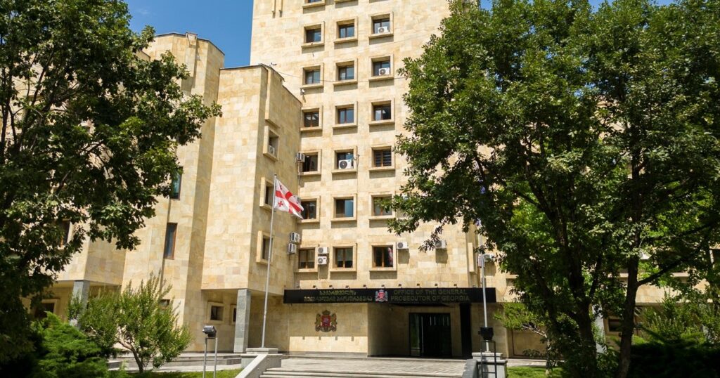 პროკურატურამ 4 ოქტომბრის საპროტესტო აქციის მიმდინარეობისას ჟურნალისტებისთვის პროფესიულ საქმიანობაში ხელის შეშლის ფაქტებზე 7 პირს ბრალდება წარუდგინა