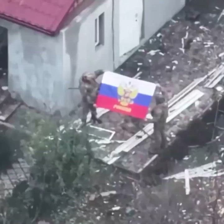 “რუსებმა უკრაინის სამხრეთში ახალი ტერიტორიები მას შემდეგ დაიპყრეს, რაც კიევმა ჯარები ჩრდილოეთისაკენ, პოკროვსკში გადაისროლა: ზაპოროჟიეს ოლქის მნიშვნელოვანი ქალაქები ალყის საფრთხის წინაშე დგანან”- The Daily Telegraph