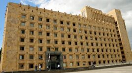 საქართველოს მთავრობამ ქუთაისში და რუსთავში თანამედროვე სტანდარტების შესაბამისი საუნივერსიტეტო ქალაქების აშენების გადაწყვეტილება მიიღო.  ინფორმაციას საქართველოს ინფრასტრუქტურის სამინისტრო ავრცელებს.  მათივე ცნობით, საუნივერსიტეტო ქალაქების მშენებლობისთვის საჭირო ღონისძიებების განხორციელება დაევალა ინფრასტრუქტურის სამინისტროს მუნიციპალური განვითარების ფონდს.  „მთავრობის დავალების შესაბამისად, ქუთაისსა და რუსთავში საუნივერსიტეტო ქალაქების მშენებლობისთვის ფონდი დაიწყებს დეტალური საპროექტო-სახარჯთაღრიცხვო დოკუმენტაციის მომზადებას, სამშენებლო სამუშაოებისა და საზედამხედველო მომსახურების შესყიდვის პროცესს, რაც ორივე ტერიტორიაზე სრულფასოვანი საუნივერსიტეტო ინფრასტრუქტურის შექმნას ითვალისწინებს”, – აღნიშნულია ინფორმაციაში.    მთავრობის დავალების შესაბამისად, ქუთაისსა და  რუსთავში საუნივერსიტეტო ქალაქების მშენებლობისათვის, ფონდი დაიწყებს დეტალური საპროექტო–სახარჯთაღრიცხვო დოკუმენტაციის მომზადებას, სამშენებლო სამუშაოებისა და საზედამხედველო მომსახურების შესყიდვის პროცესს, რაც ორივე ტერიტორიაზე სრულფასოვანი საუნივერსიტეტო ინფრასტრუქტურის შექმნას ითვალისწინებს.  პროექტის განხორციელების შედეგად, ქვეყანაში შეიქმნება თანამედროვე, რეგიონულად განაწილებული საუნივერსიტეტო სისტემა, რომელიც სტუდენტების საერთაშორისო სტანდარტების შესაბამის განათლებას, კვლევით შესაძლებლობებს და სრულფასოვან სტუდენტურ ცხოვრებას უზრუნველყოფს.  ახალი საუნივერსიტეტო კამპუსები მოემსახურება დამატებით 20 ათას სტუდენტს ქუთაისში, რუსთავი კი შეძლებს 40 ათასი სტუდენტის მიღებას.  პროექტით გათვალისწინებული ღონისძიებების სავარაუდო ღირებულება 800 მილიონი ლარია, ხოლო საუნივერსიტეტო ქალაქების არეალში მოქცეული უძრავი ქონებების შეფასებისა და მათი გამოსყიდვის სავარაუდო ღირებულება – 210 მილიონი ლარი.  ინფრასტრუქტურული სამუშაოები, მათ შორის პროექტირება, მშენებლობა და ზედამხედველობა, განხორციელდება 2026–2032 წლებში.  თანამედროვე საუნივერსიტეტო ქალაქები შექმნის  ახალ, ხარისხიან სივრცეებს ათიათასობით სტუდენტისთვის და განავითარების  რეგიონების პოტენციალს.