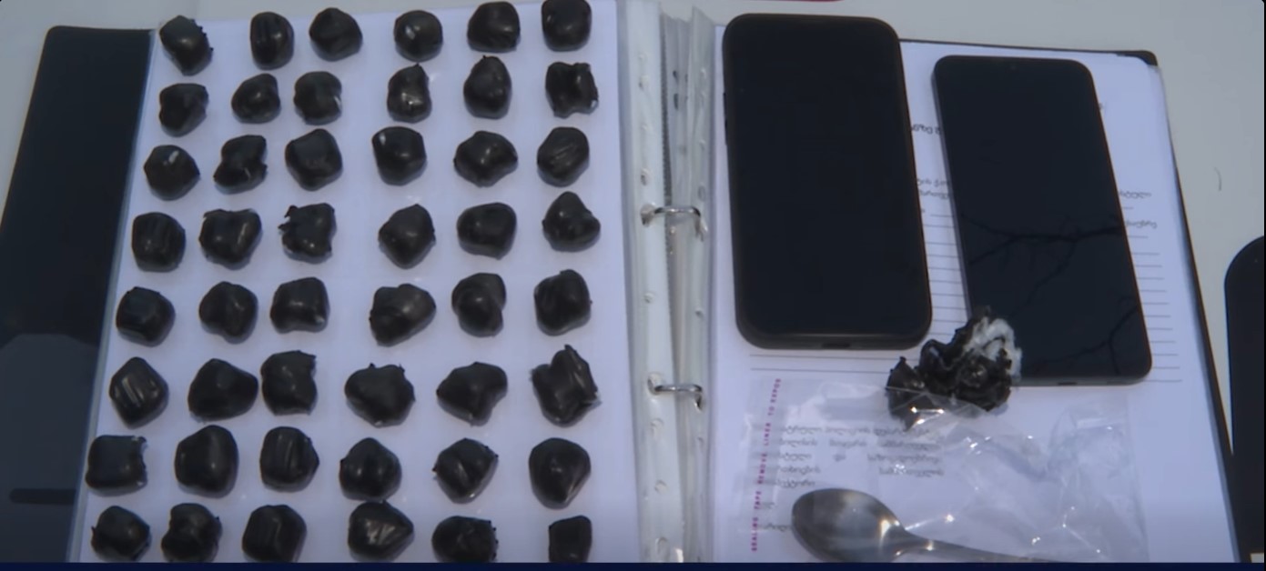 პოლიციამ თბილისში განსაკუთრებით დიდი ოდენობით ნარკოტიკული საშუალება, 153 შეკვრა “მეთადონი”ამოიღო – დაკავებულია უცხო ქვეყნის მოქალაქე