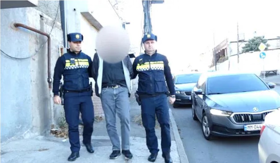 საპატრულო პოლიციამ თბილისში უკანონო ცეცხლსასროლი იარაღი და საბრძოლო მასალა ამოიღო, დაკავებულია ერთი პირი