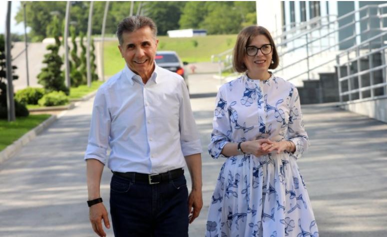 გილოცავთ დამდეგ შობა-ახალ წელს! გისურვებთ გწამდეთ უკეთესი ხვალინდელი დღის, ვინაიდან ჩვენი და ჩვენი შვილების, ძლიერი და წარმატებული საქართველოს მომავალს ერთად ვაშენებთ!-ბიძინა ივანიშვილი