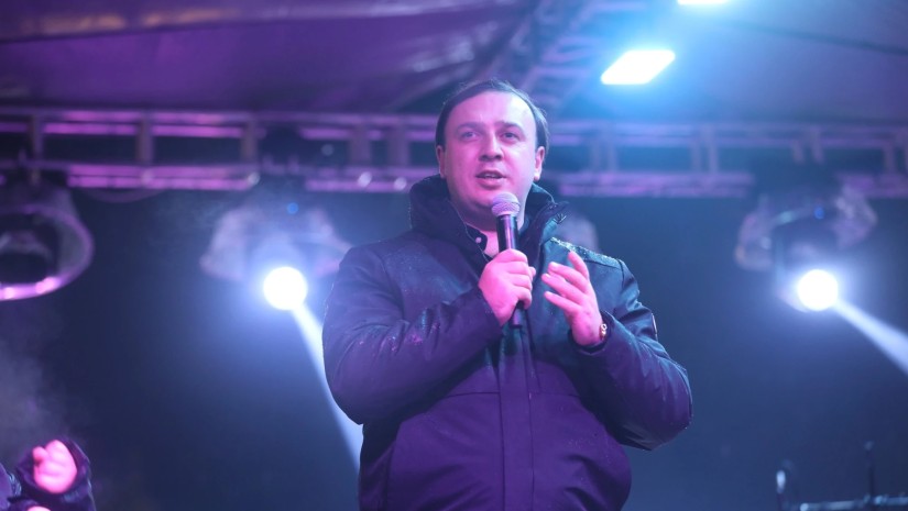 პოლიციელზე ჯგუფური ძალადობის ბრალდებით ჩოხატაურის საკრებულოს თავმჯდომარე დავით შარაშიძე დააკავეს