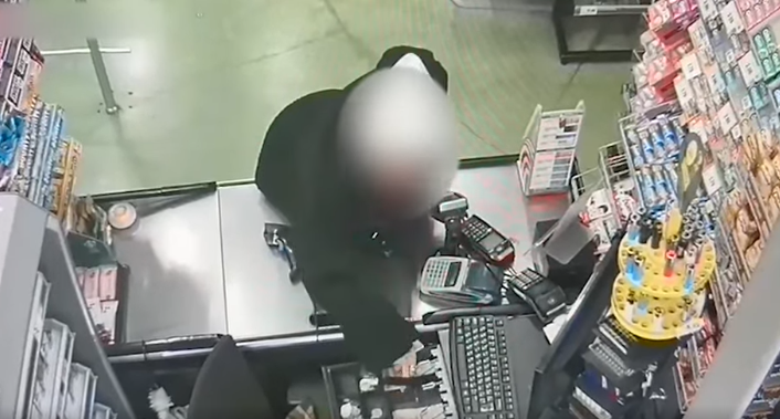 პოლიციამ ქურდობისა და ჯგუფურად ჩადენილი ძარცვის ბრალდებით სამი არასრულწლოვანი დააკავა