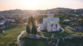 “ნატურალური ღვინოები, ხანგრძლივი ქვეითი მარშრუტები და ისტორია: შეუძლია თუ არა ქუთაისს პოპულარულ ტურისტულ მიმართულებად გადაიქცეს?”-Euronews