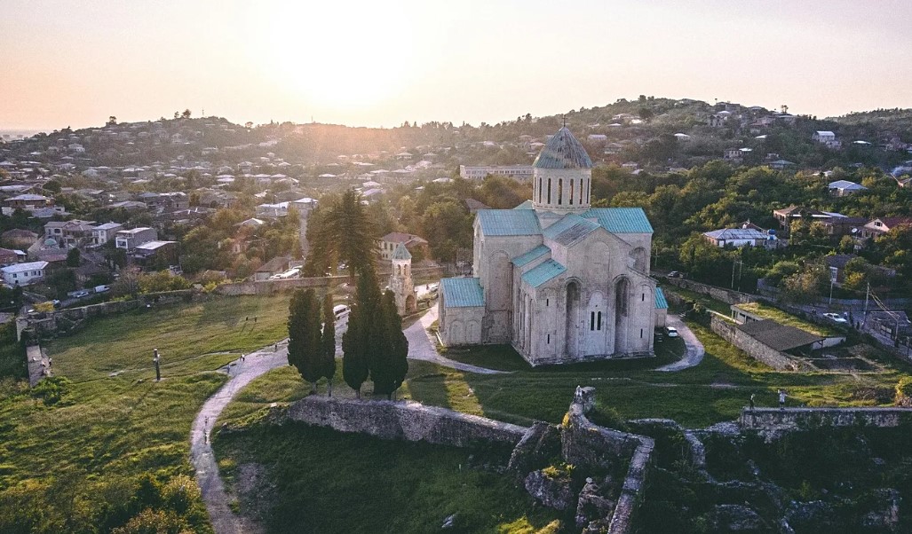 “ნატურალური ღვინოები, ხანგრძლივი ქვეითი მარშრუტები და ისტორია: შეუძლია თუ არა ქუთაისს პოპულარულ ტურისტულ მიმართულებად გადაიქცეს?”-Euronews