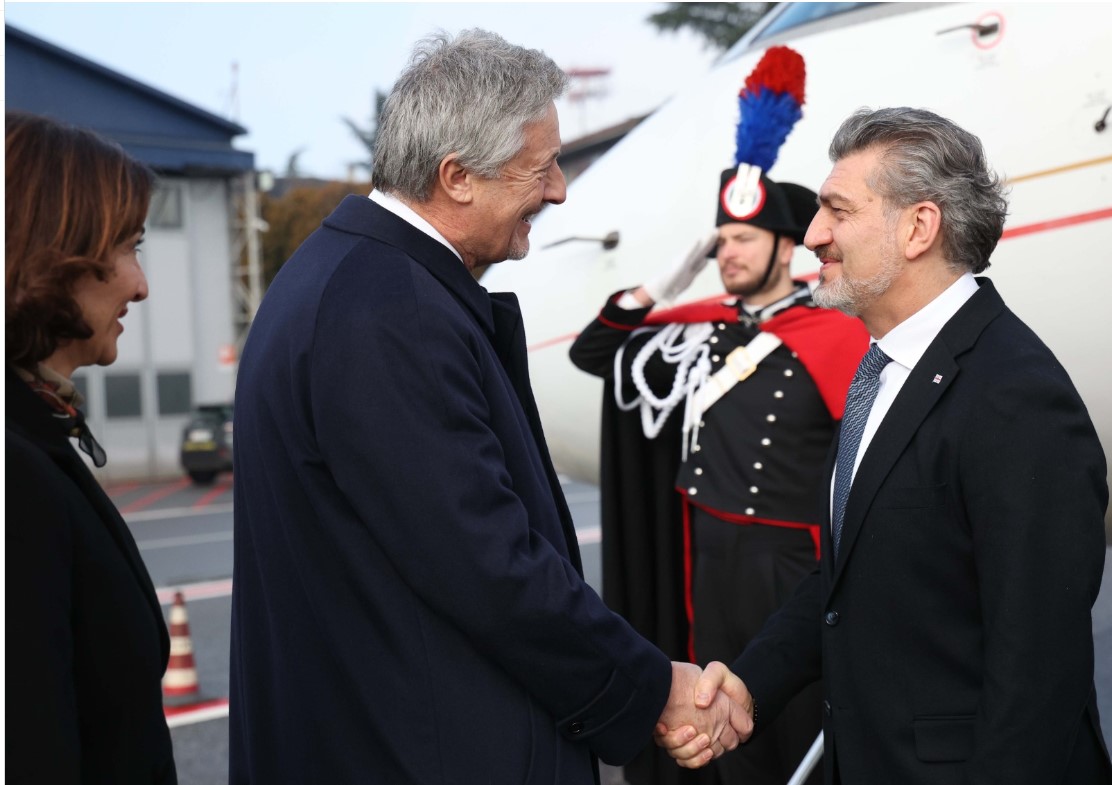 მილანის ლინატეს საერთაშორისო აეროპორტში საქართველოს პრეზიდენტის, მიხეილ ყაველაშვილის დახვედრის ოფიციალური ცერემონია გაიმართა