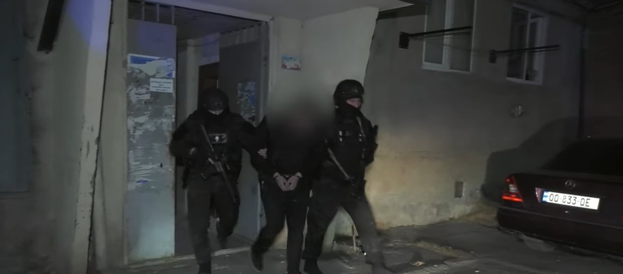 სამართალდამცველებმა ნარკოდამნაშავეთა ორგანიზებული ჯგუფი გამოავლინეს და ორი პირი დააკავეს, ამოღებულია განსაკუთრებით დიდი ოდენობით ნარკოტიკი -შსს