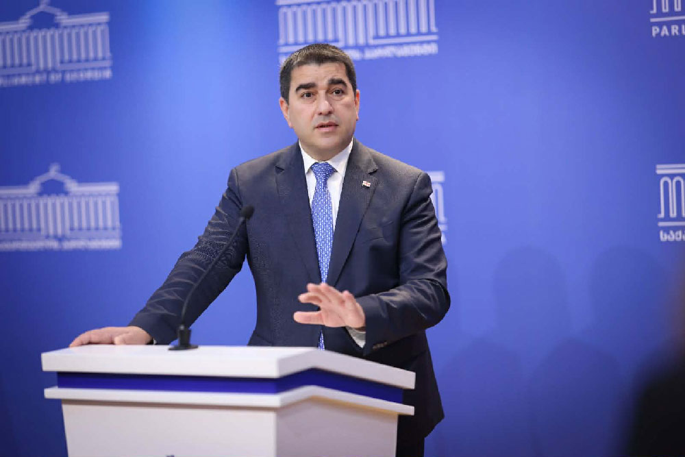 ბრიტანეთის ელჩი ქართულს იმიტომ სწავლობდა, რომ „იმედზე“ და „პოსტივიზე“ საქმეები შეეკერა, ვინც სიტყვის თავისუფლების მცველი გვეგონა, აღმოჩნდა სიტყვის თავისუფლების მკვლელი -შალვა პაპუაშვილი