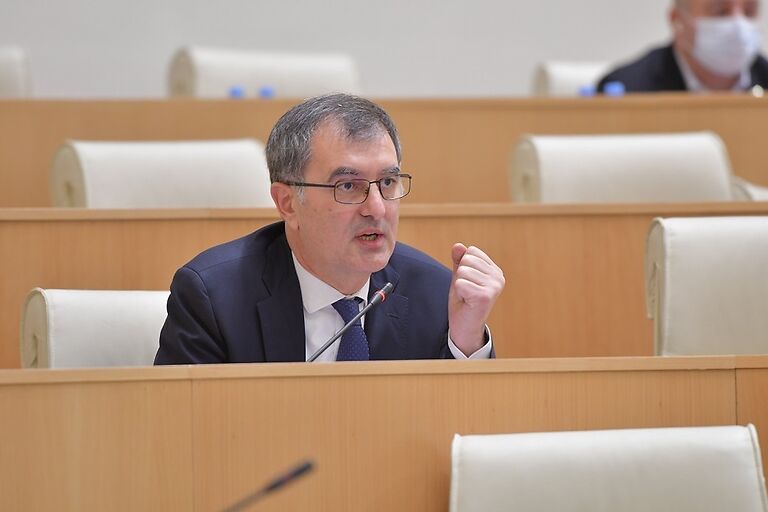 სტარმერი თავის სკამზე უკვე ვეღარ ზის მყარად, სერიოზულ სკანდალებშია გახვეული და ძალიან დიდი ცინიზმია, დღეს სხვას ასანქცირებდეს -სოზარ სუბარი