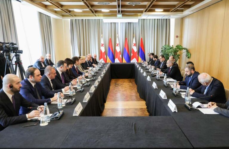 მიმდინარე წლის დასაწყისიდან დღემდე, მერიისგან საჩუქრად 10 000 ლარი 100 წლის და მეტი ხნის 68 მოქალაქეს ჩაერიცხა. როგორც თბილისის მერმა, კახა კალაძემ დღეს დედაქალაქის მთავრობის სხდომაზე განაცხადა, თანხის მისაღებად მოქალაქემ ან მისმა წარმომადგენელმა თბილისის მერიის ჯანმრთელობისა და სოციალური მომსახურების საქალაქო სამსახურს განცხადებით უნდა მიმართოს. „თბილისის მერია 100 წლის და მეტი ასაკის მოქალაქეებისთვის ერთჯერადი ფინანსური დახმარების სახით 10 000 ლარს გასცემს. ფულად დახმარებას თბილისში რეგისტრირებული ის ხანდაზმულები იღებენ, რომელთაც 100 და მეტი წელი შეუსრულდებათ. მიმდინარე წლის დასაწყისიდან დღემდე, მერიისგან საჩუქრად 10 000 ლარი 100 წლის და მეტი ხნის 68 მოქალაქეს ჩაერიცხა. თანხის მისაღებად, მოქალაქემ ან მისმა წარმომადგენელმა, თბილისის მერიის ჯანმრთელობისა და სოციალური მომსახურების საქალაქო სამსახურს განცხადებით უნდა მიმართოს. განცხადებას თან უნდა ერთვოდეს 100 წლის მოქალაქის პირადობის მოწმობა და ბოლო ერთი წლის განმავლობაში თბილისში უწყვეტი რეგისტრაციის შესახებ, სამოქალაქო რეესტრის მიერ გ