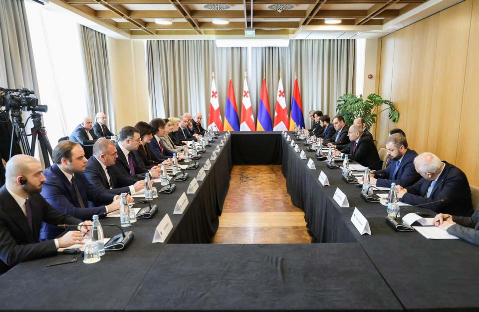 მიმდინარე წლის დასაწყისიდან დღემდე, მერიისგან საჩუქრად 10 000 ლარი 100 წლის და მეტი ხნის 68 მოქალაქეს ჩაერიცხა.  როგორც თბილისის მერმა, კახა კალაძემ დღეს დედაქალაქის მთავრობის სხდომაზე განაცხადა, თანხის მისაღებად მოქალაქემ ან მისმა წარმომადგენელმა თბილისის მერიის ჯანმრთელობისა და სოციალური მომსახურების საქალაქო სამსახურს განცხადებით უნდა მიმართოს.  „თბილისის მერია 100 წლის და მეტი ასაკის მოქალაქეებისთვის ერთჯერადი ფინანსური დახმარების სახით 10 000 ლარს გასცემს. ფულად დახმარებას თბილისში რეგისტრირებული ის ხანდაზმულები იღებენ, რომელთაც 100 და მეტი წელი შეუსრულდებათ. მიმდინარე წლის დასაწყისიდან დღემდე, მერიისგან საჩუქრად 10 000 ლარი 100 წლის და მეტი ხნის 68 მოქალაქეს ჩაერიცხა. თანხის მისაღებად, მოქალაქემ ან მისმა წარმომადგენელმა, თბილისის მერიის ჯანმრთელობისა და სოციალური მომსახურების საქალაქო სამსახურს განცხადებით უნდა მიმართოს. განცხადებას თან უნდა ერთვოდეს 100 წლის მოქალაქის პირადობის მოწმობა და ბოლო ერთი წლის განმავლობაში თბილისში უწყვეტი რეგისტრაციის შესახებ, სამოქალაქო რეესტრის მიერ გაცემული საინფორმაციო ბარათი“, – განაცხადა კახა კალაძემ.  ამასთან, მისივე ინფორმაციით, იმ ხანდაზმულებს, რომლებმაც აღნიშნული პროგრამით 2026 წლამდე უკვე ისარგებლეს, განცხადების დაწერა აღარ უწევთ და ბენეფიტი შესაბამისი პროგრამისთვის მერიის მიერ ბანკში დამზადებულ ბარათზე პირდაპირ ერიცხებათ.  მერის თქმით, მუნიციპალიტეტმა, „100 წელს მიღწეულ მოქალაქეთათვის ერთჯერადი დახმარების“ პროგრამის ფარგლებში, 2025 წელს 10 000 ლარის ოდენობის ფულადი ჯილდო 81 ხანდაზმულს ჩაურიცხა, მათგან შვიდი მამაკაცი იყო, ხოლო 81 ხანდაზმულიდან 64-ს 100-ზე მეტი წელი შეუსრულდა, ყველაზე ხანდაზმული კი, 106 წლის ორი ქალი იყო.