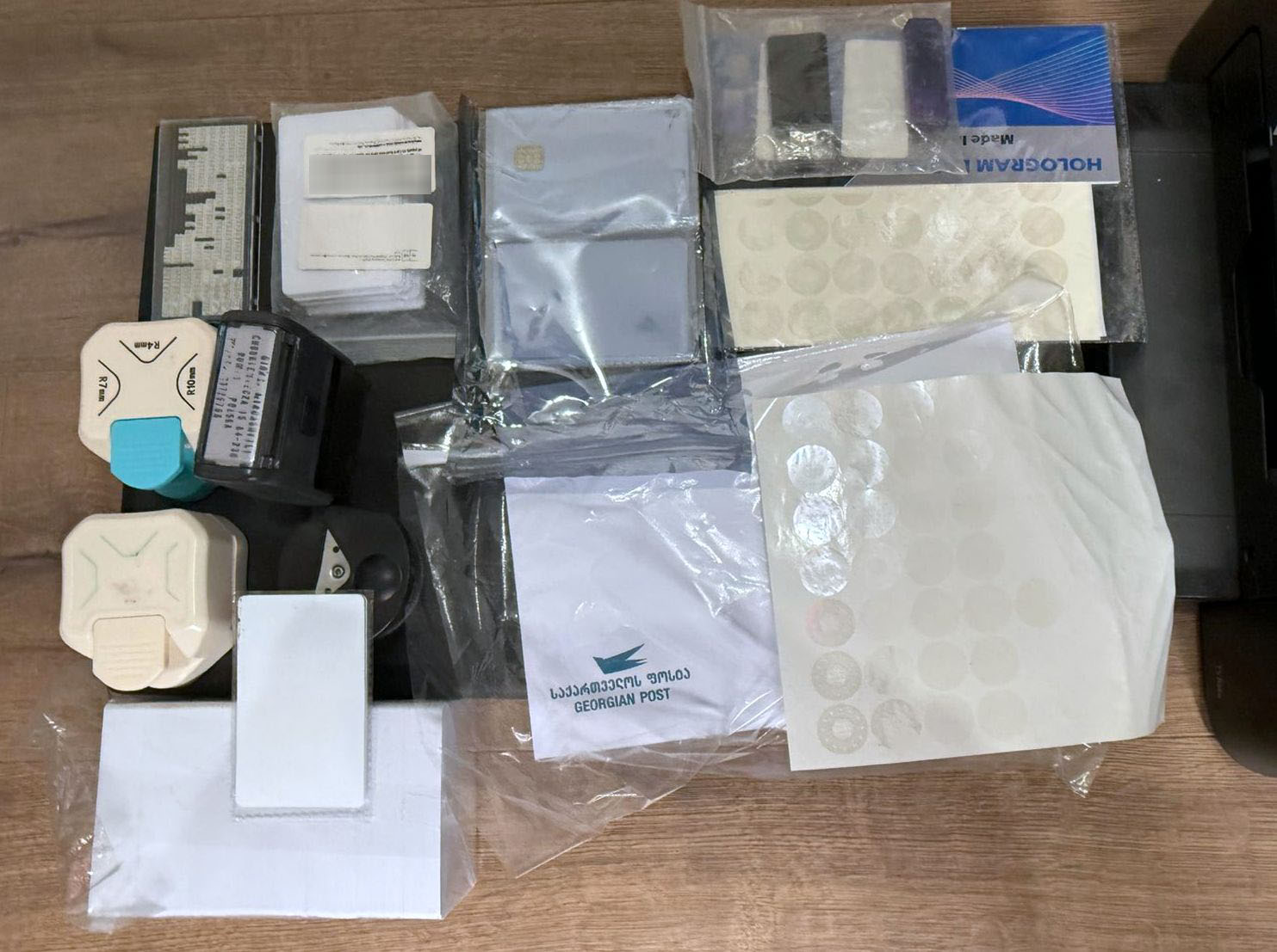 სუს-მა თბილისსა და გარდაბნის მუნიციპალიტეტში კომპლექსურად ჩატარებული ღონისძიებების შედეგად, ყალბი ოფიციალური დოკუმენტების დამზადებისა და გასაღების ფაქტებზე ერთი პირი დააკავა