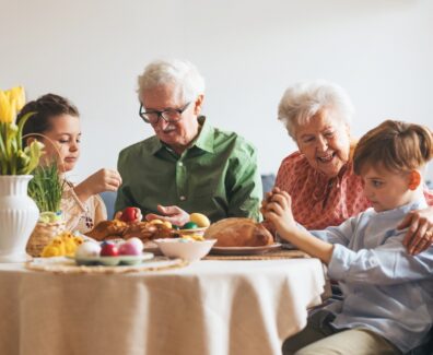 Grandparents,With,Grandchildren,Eating,Traditional,Easter,Lunch.,Recreating,Family,Traditions