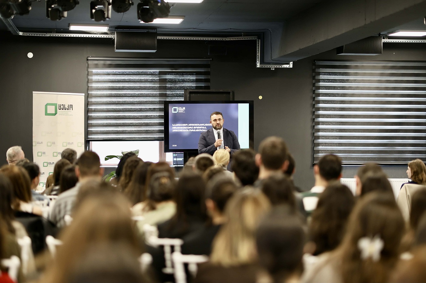 რუსთავის ახალგაზრდულ ცენტრში ახალგაზრდებთან შეხვედრა გაიმართა