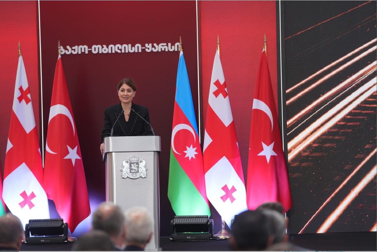 თამარ იოსელიანი: “ბაქო-თბილისი-ყარსის რკინიგზა ქმნის ახალ შესაძლებლობებს სავაჭრო-ეკონომიკური თანამშრომლობის თვალსაზრისით, რაც გააუმჯობესებს რეგიონში არსებული ტვირთების მომსახურებას და კიდევ უფრო გაამყარებს საქართველოს როლს შუა დერეფანში”