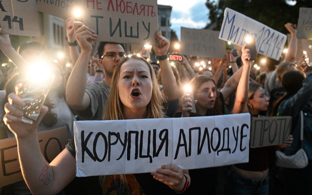“უკრაინელები ზელენსკის უახლოეს გარემოცვაში არსებულ კორუფციას ებრძვიან, რასაც დიდმა ბრიტანეთმა მხარი უნდა დაუჭიროს”-The Daily Telegraph