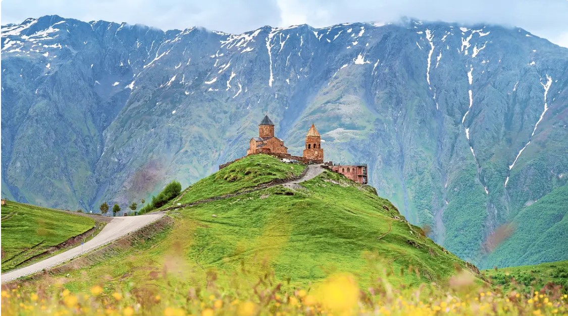 “მე ევროპის ისეთ ახალ პოპულარულ ადგილს ვეწვიე, რომელიც ავსტრალიელებს ჯერ არ უნახავთ: კავკასიის პატარა ქვეყანა მსოფლიოს მოგზაურებზე დაუვიწყარ შთაბეჭდილებებს ახდენს”-The Armidale Express