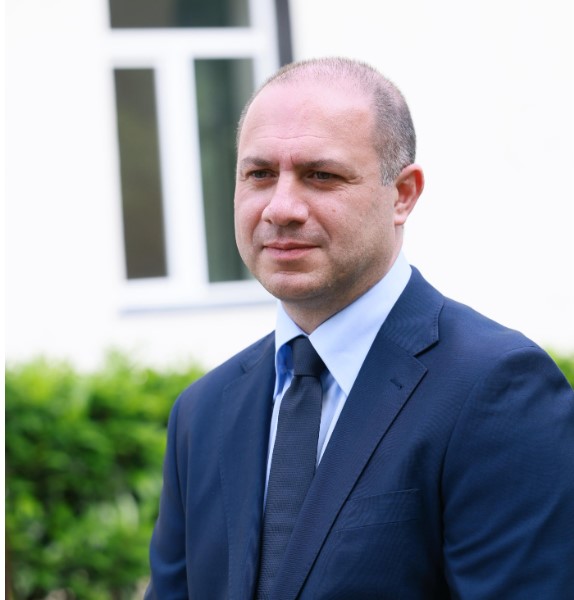 დარწმუნებული ვარ, თქვენი შრომა, მონდომება და მიზანდასახულობა ღირსეულ შედეგს გამოიღებს -გივი მიქანაძე აბიტურიენტებს ერთიან ეროვნულ გამოცდებზე წარმატებებს უსურვებს