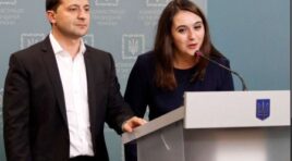 კორუფცია და ავტორიტარიზმი. ქალი, რომელიც ორი წლის განმავლობაში უკრაინის მეთაურის პრეს-მდივანი იყო, ახლა ვოლოდიმირ ზელენსკის ბრალს სდებს, რომ პრეზიდენტმა ომი თავისი პოლიტიკური გადარჩენის საფუძვლად გადააქცია”- Le Journal du Dimanche