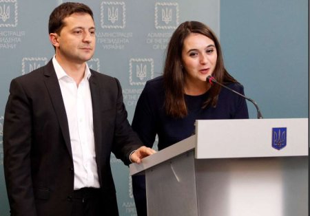 კორუფცია და ავტორიტარიზმი. ქალი, რომელიც ორი წლის განმავლობაში უკრაინის მეთაურის პრეს-მდივანი იყო, ახლა ვოლოდიმირ ზელენსკის ბრალს სდებს, რომ პრეზიდენტმა ომი თავისი პოლიტიკური გადარჩენის საფუძვლად გადააქცია”- Le Journal du Dimanche